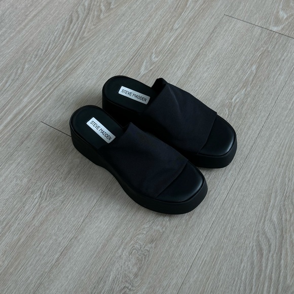 Steve Madden SLINKY30 Black Platform Sandal - Picture 4 of 5